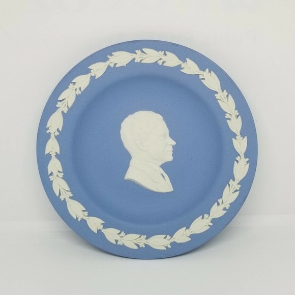 Vintage 1970 Wedgwood England Embossed Richard Nixon Profile 4" Dish Plate - Picture 1 of 9